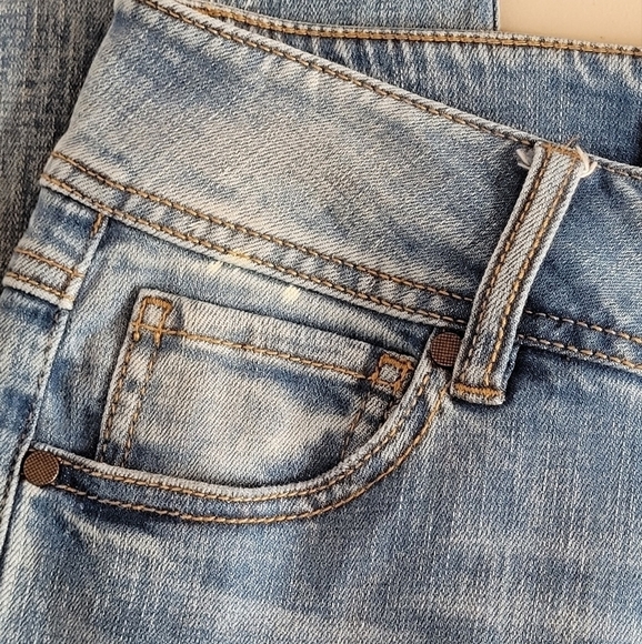 CAbi Cinch Skinny Light Wash Distressed Bleach Splatter Jeans #5492 - Size 4 - Picture 6 of 13